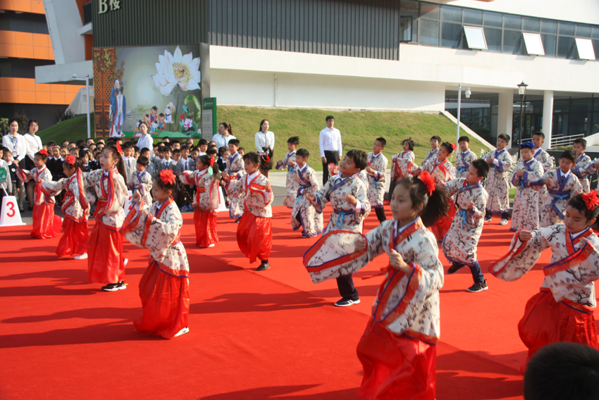 徐州市樹恩附小三（1）班全體學生身穿漢服表演《孔子爺爺》